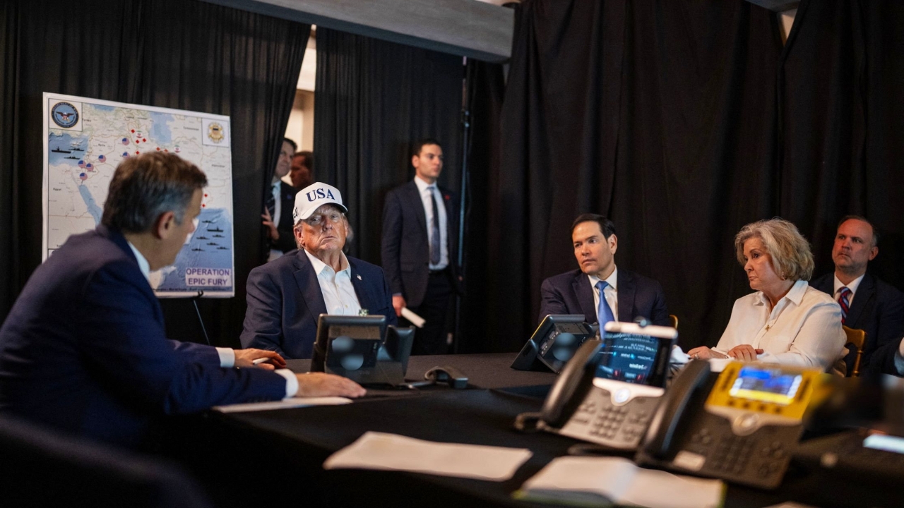 ทำเนียบขาวเปิดภาพทรัมป์สวมหมวก "USA" นั่งในวอร์รูม บัญชาการรบถล่มอิหร่าน