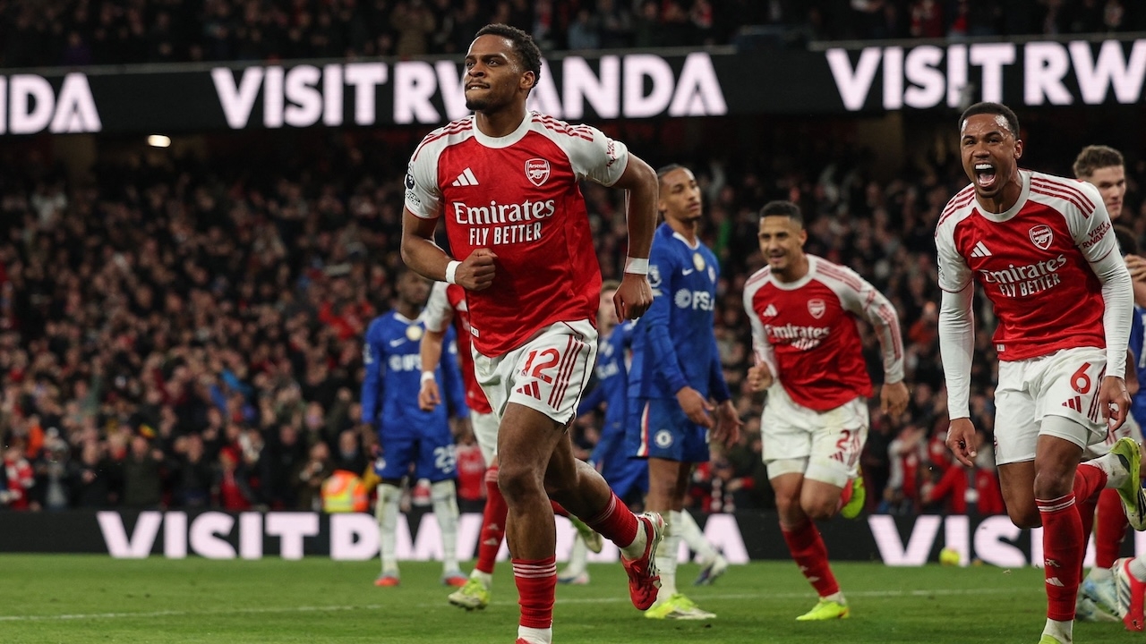 Arsenal Edge Chelsea with 10 Men to Maintain Premier League Lead