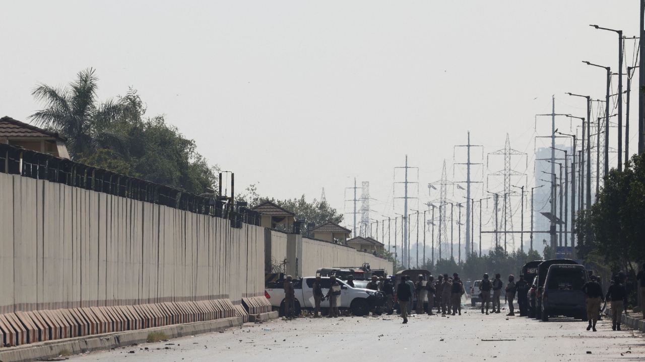 ผู้ประท้วงปากีฯ บุกสถานกงสุลสหรัฐฯ ในเมืองการาจี ปะทะตร.ดับ 6 ศพ ปมโกรธแค้นปฏิบัติการถล่มคาเมเนอี