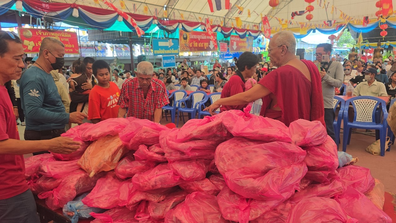 คอหวยฮือฮา ส่อง “เลขเด็ด” ทะเบียนรถเสี่ยใจดี นำหมู 5 ตันถวายวัดดัง เชื่อให้โชคงวดนี้