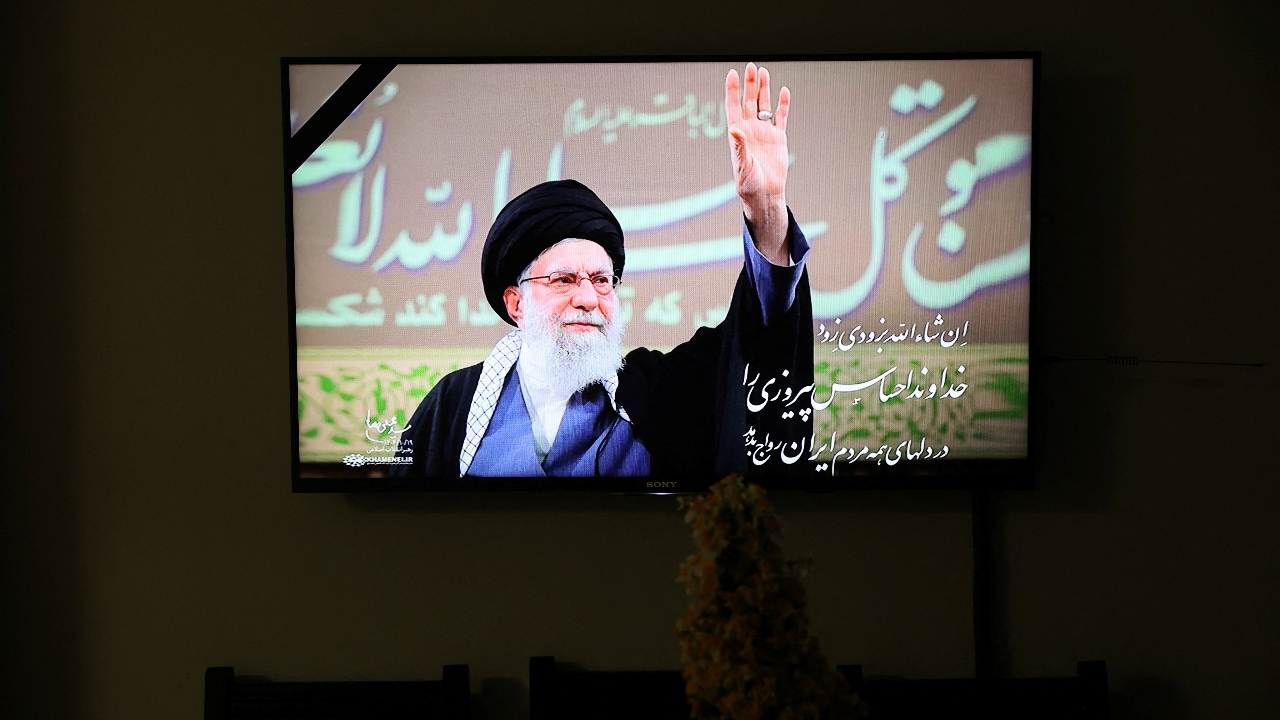 สื่อเผยผู้นำสูงสุดอิหร่านเสียชีวิตในบ้านพัก ด้านกองทัพอิหร่านลั่นจัดหนักล้างแค้นให้ผู้นำ