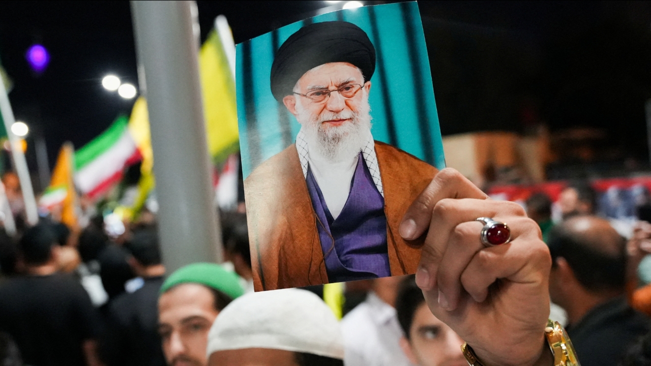 รู้จัก “คาเมเนอี” ผู้นำสูงสุดอิหร่าน ที่สหรัฐฯ-อิสราเอล อ้างว่าถูกสังหารแล้ว