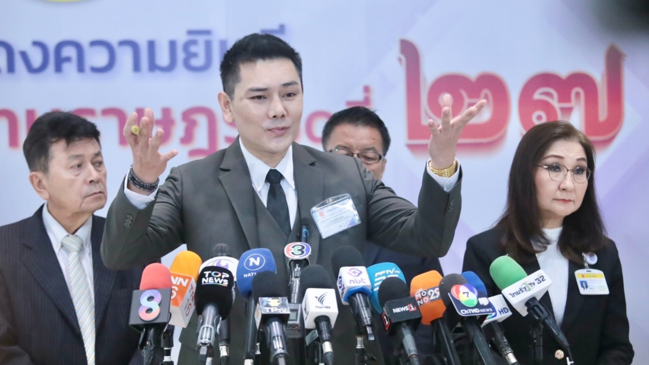 “ทนายอั๋น” เชื่อภูมิใจไทยอาจรอดคดีฮั้ว สว. หลังมีภาพอนุกรรมการสอบคดีฮั้ว ไหว้ “อนุทิน” งาน MotoGP 