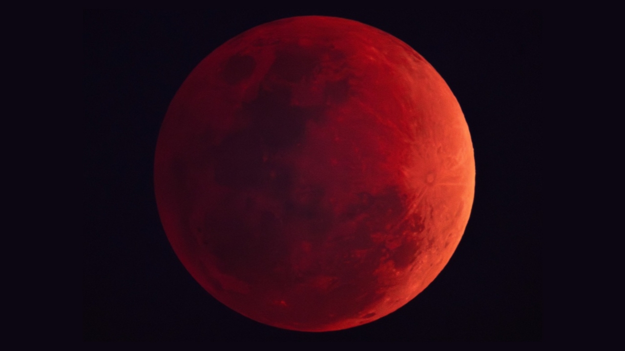 เปิดภาพชัด “จันทรุปราคาเต็มดวง” สีแดงอิฐ ชมครั้งถัดไปอีก 2 ปีข้างหน้า เช็กเลยตรงกับวันไหน