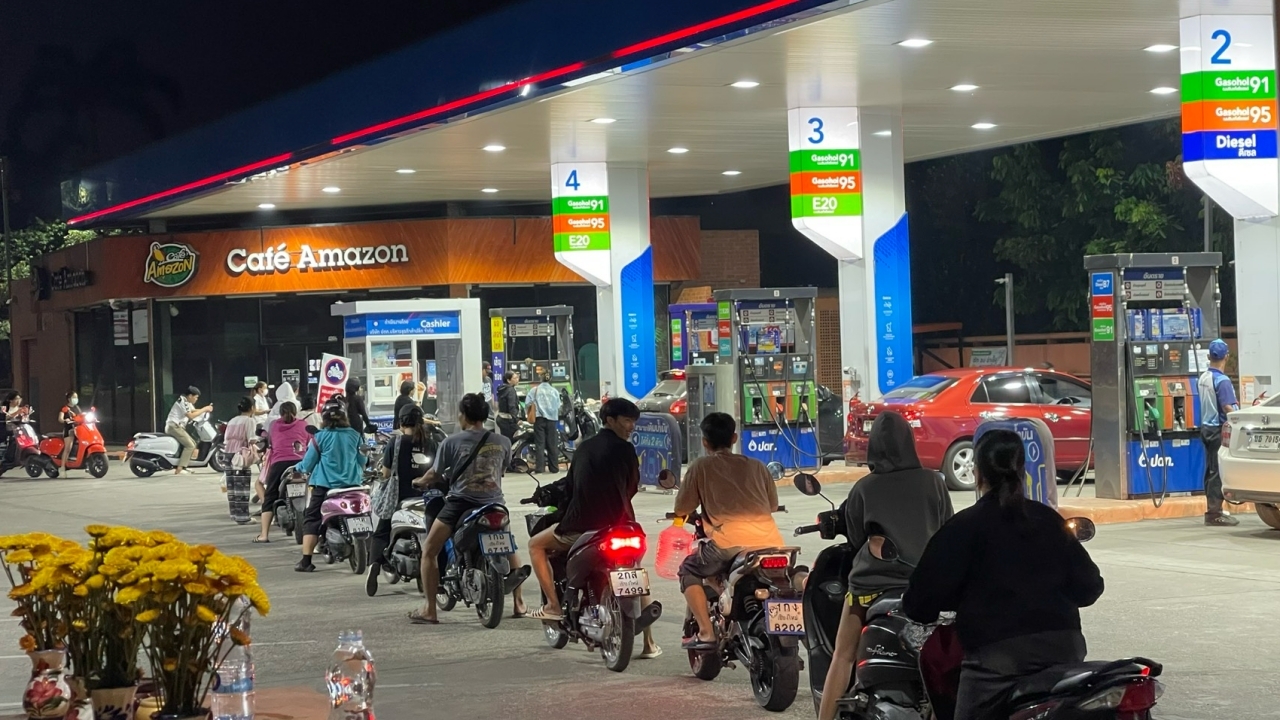 เช็กคลังน้ำมัน ปตท.เชียงใหม่ ยืนยันไม่ขาดแคลน แม้คนต่อคิวรอแถวยาวเหยียด