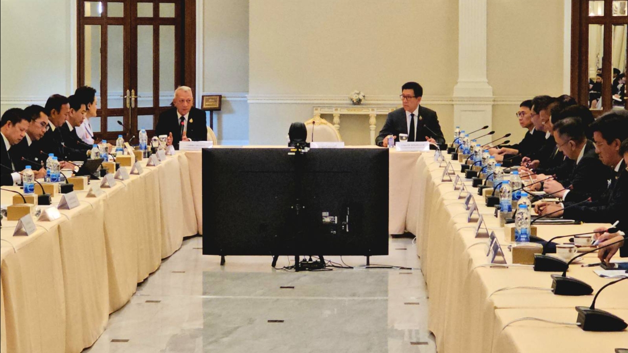 "เอกนิติ"สั่งพาณิชย์ฟันพวกฉวยโอกาสกักตุนสินค้า ยันน้ำมันสำรองมีเพียงพอ