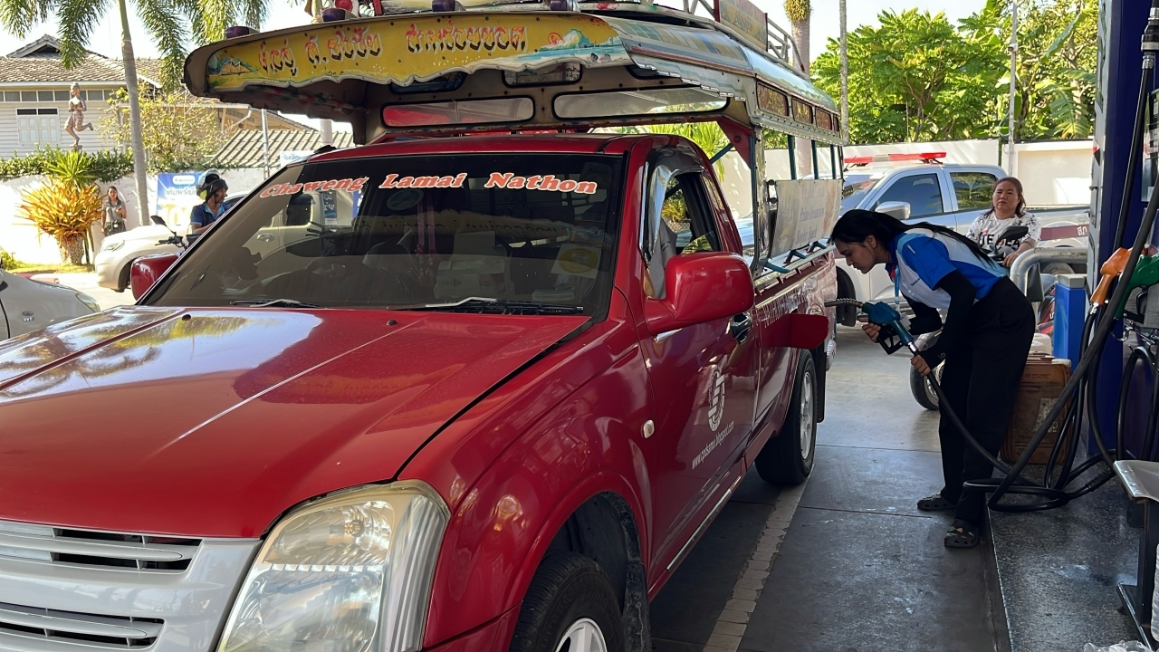 คนบนเกาะสมุย ตื่นน้ำมันขาดแคลน นำรถมาเข้าคิวเติม แถวยาวเป็นกิโล