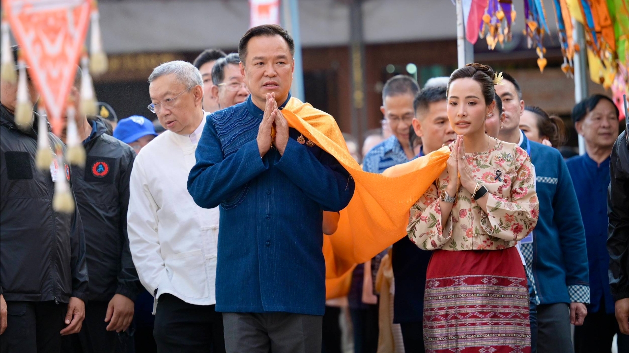 “หนู-จ๋า” เยือนเมืองแพร่ นำคณะห่มผ้าพระธาตุช่อแฮหนุนวัฒนธรรมล้านนา