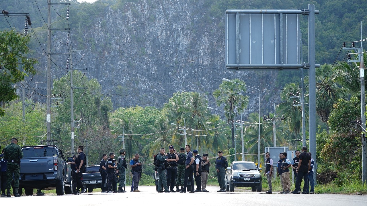 คนร้ายลอบบึม รถตำรวจส่งผู้ต้องหา สภ.ยะหา ริมถนนยะลา แต่พลาดเป้าหมาย