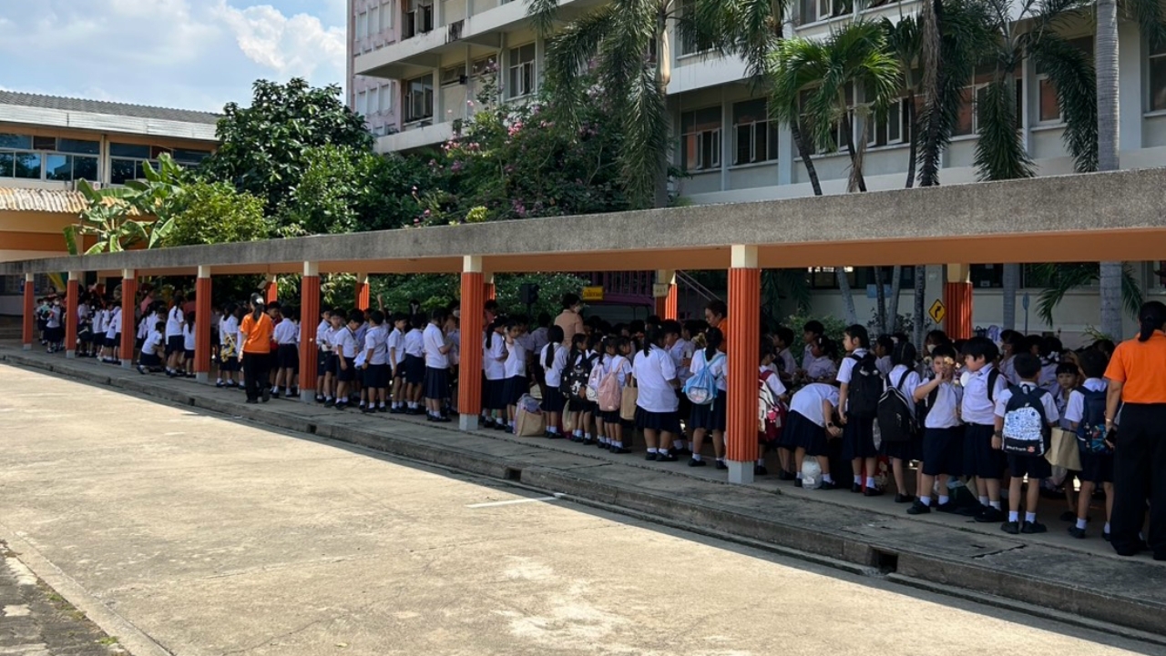 วันสุดท้าย “โรงเรียนไผทอุดมศึกษา” ปิดกิจการถาวร นร.ร่ำไห้ โบกมือลาเพื่อน