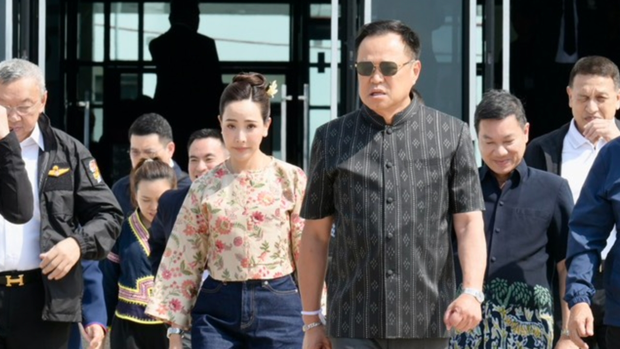 “อนุทิน” ควง “จ๋า ธนนนท์” ไปเปิดงานประเพณีไหว้พระธาตุช่อแฮ เมืองแพร่