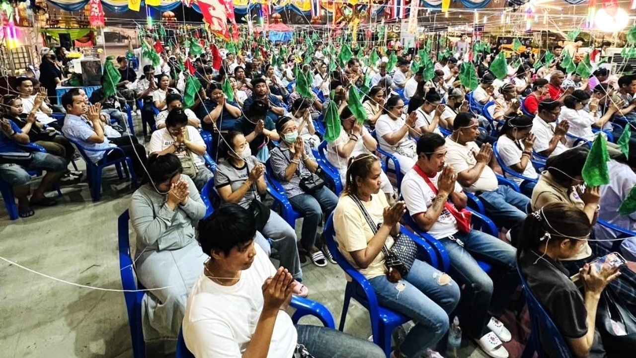 สวดภาณยักษ์ใหญ่ วัดสว่างฯ คอหวยส่องเลขอ่างน้ำมนต์ เจอเลขเด็ด เสี่ยงโชคงวด 1/3/69