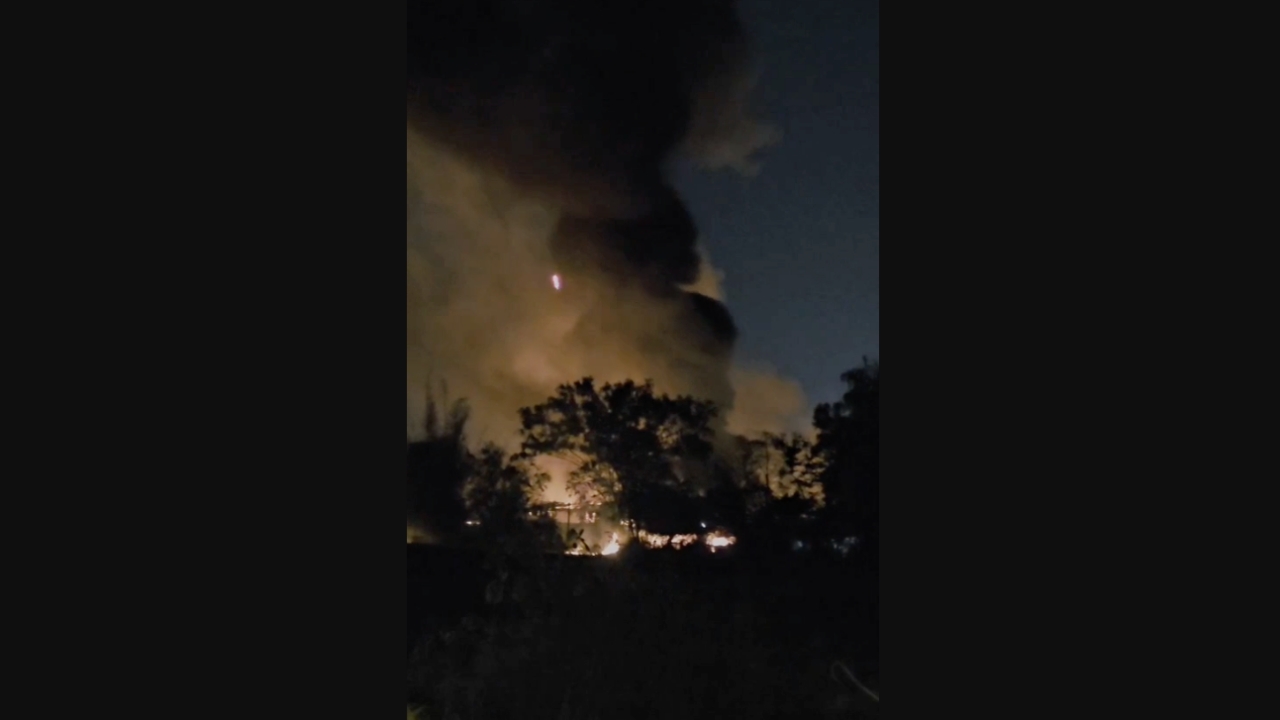 ไม่ใกล้ชายแดน คลังอาวุธระเบิดที่สุรินทร์ เสียงบึมเบาลง ยังไม่ทราบสาเหตุ