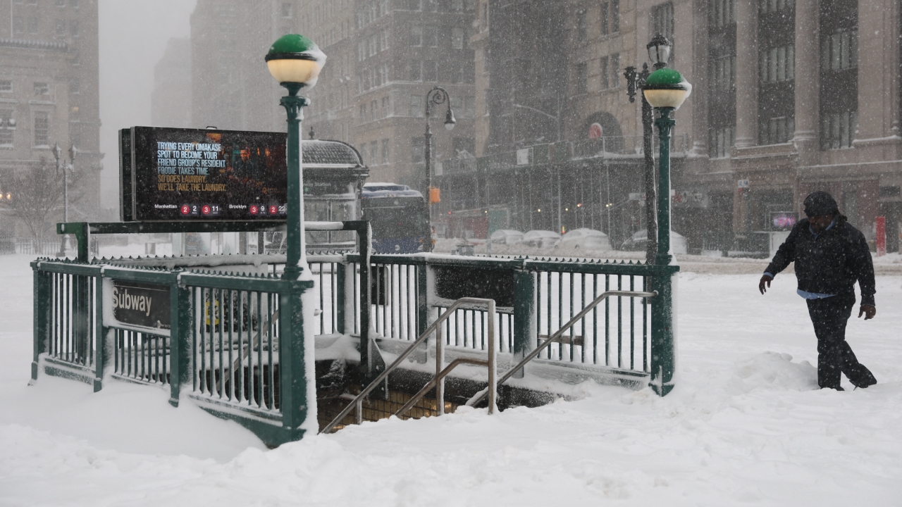 พายุหิมะถล่มชายฝั่งตะวันออกสหรัฐฯ ยกเลิกกว่า 5,000 เที่ยวบิน ไฟฟ้าดับนับแสนครัวเรือน