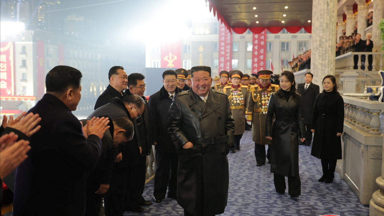 คิม จอง อึน จัดสวนสนามกลางคืน ปิดฉากประชุมพรรคแรงงาน  คิม จู แอ ยืนเด่นกลางเวที