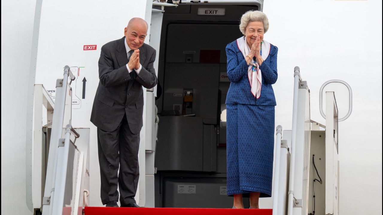 กษัตริย์กัมพูชา-สมเด็จพระราชชนนี เสด็จฯ ปักกิ่ง ตรวจพระวรกาย แต่งตั้ง ฮุน เซนรักษาการประมุขรัฐ