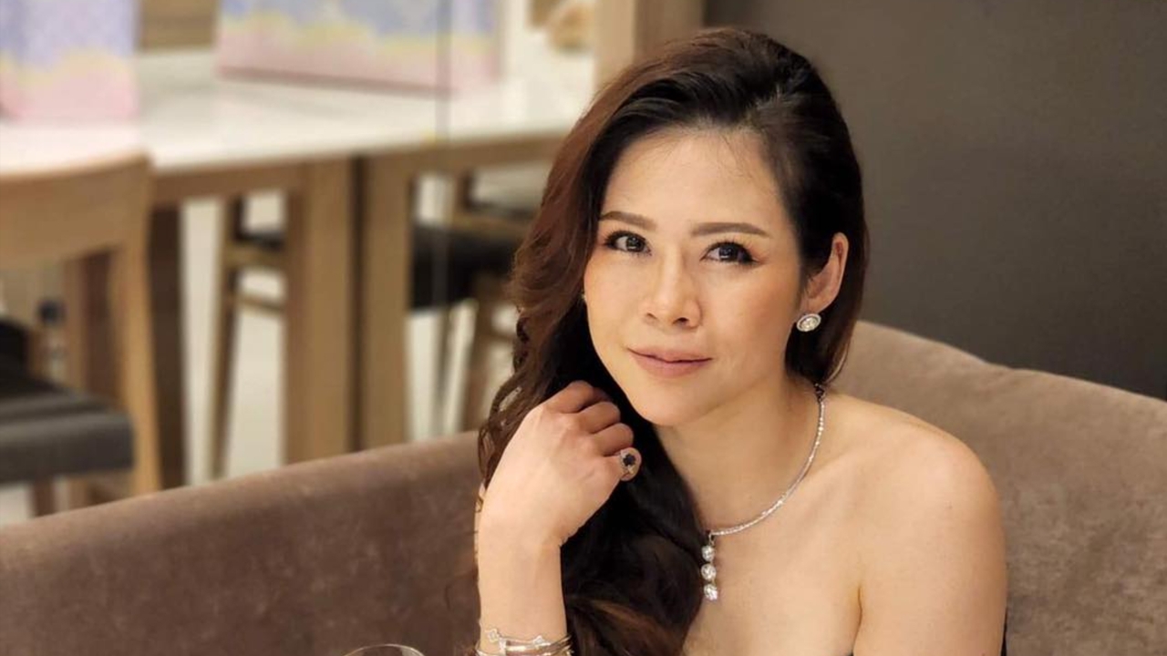 ประวัติ "หมอของขวัญ" เจ้าของคลินิกความงามชื่อดัง ประกาศคืนใบอนุญาตแพทย์