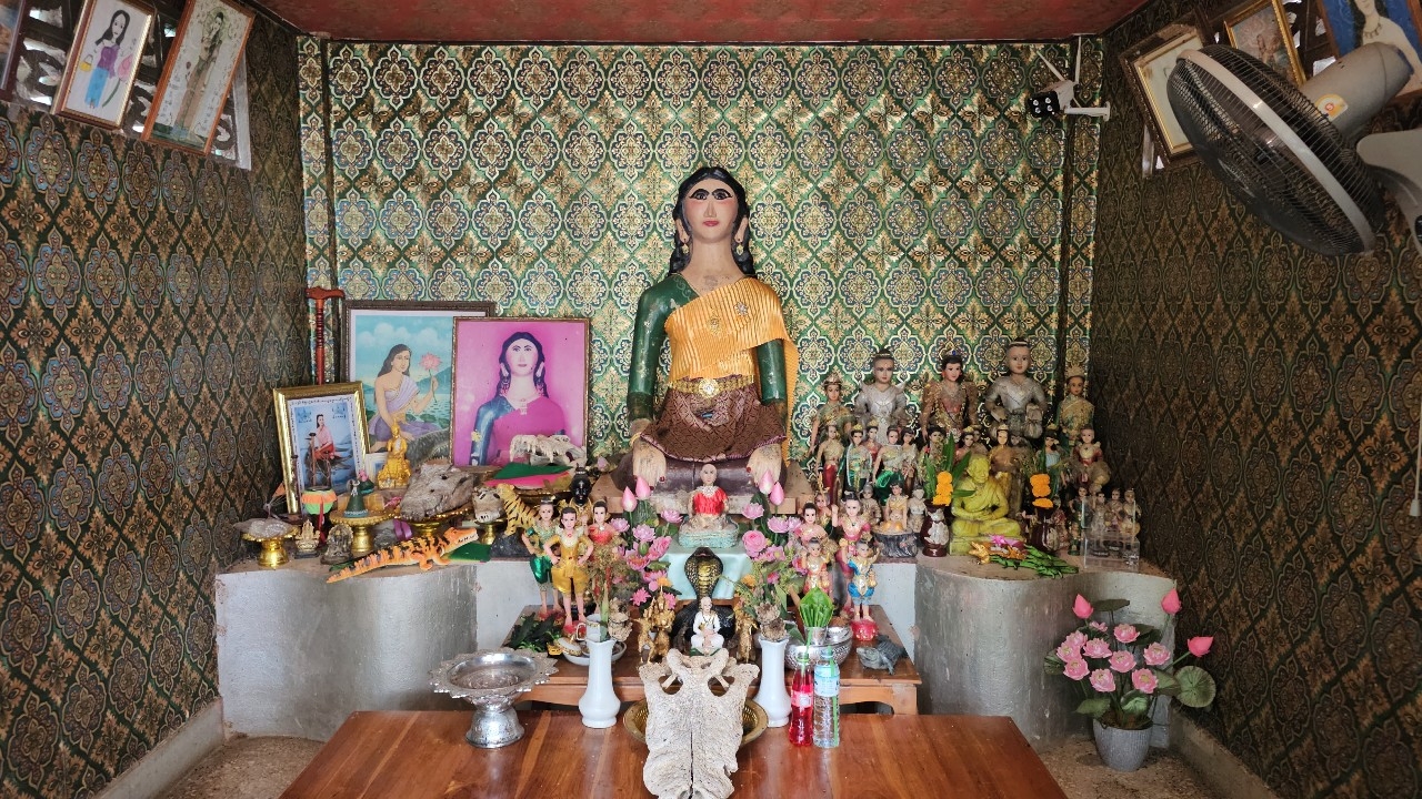 มาตามศรัทธา คอหวยจุดธูปเสี่ยงทายขอเลขเด็ด “เจ้าแม่หมอนทอง” งวด 1/3/69