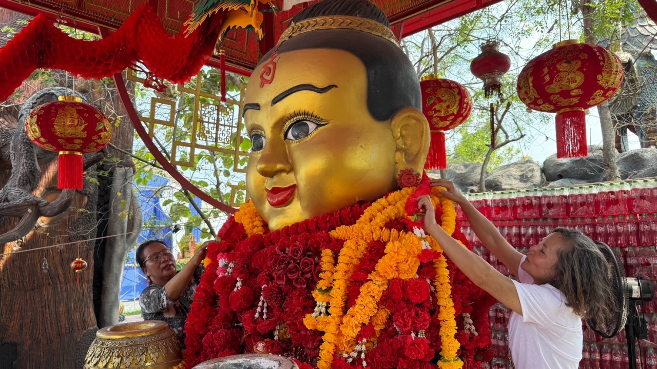 สาวกลับจากเมืองนอก แก้บน "เจ้าสัวเฮง" จับปิงปอง ได้เลขเด็ด 3 ตัวเสี่ยงโชค