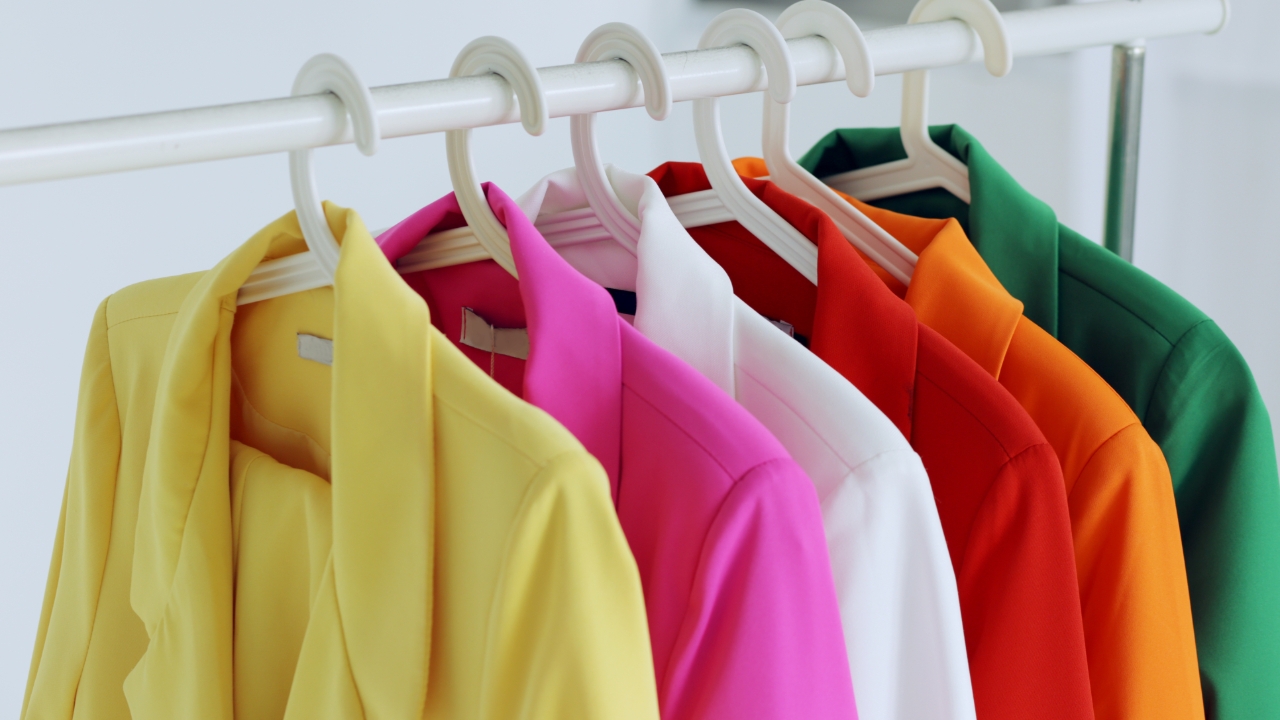 สีมงคลประจำเดือนมีนาคม 2569 เช็กสีเสื้อมงคลประจำวัน เสริมเสน่ห์ ดวงมหาเฮง