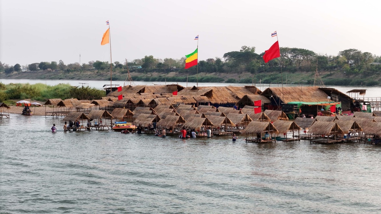 เปิดฤดูกาลเที่ยว "หาดแห่" ทะเลอีสานนครพนม พลิกวิกฤตแล้ง สร้างเศรษฐกิจชุมชน