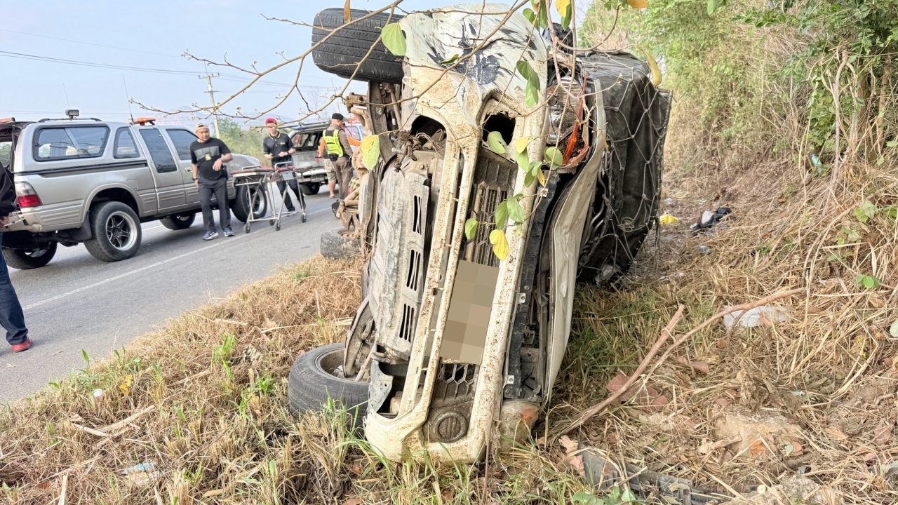 กระบะขนแรงงาน ซิ่งหนี ตร. พลิกลงข้างทาง เทกระจาดเจ็บเกือบ 20 