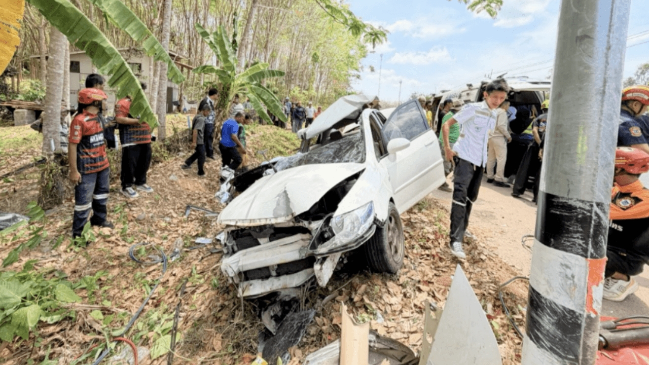 นายก อบต.เกาะสาหร่าย ขับเก๋งชนเสาไฟฟ้า เจ็บสาหัสติดซากรถ ก่อนเสียชีวิตที่ รพ.