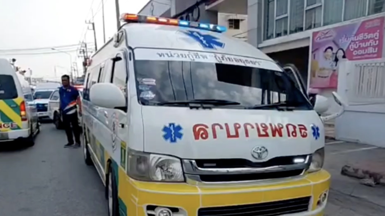 หญิงเมียนมาอั้นไม่ไหว "คลอดลูกสาว" บนรถกู้ภัย คอหวยไม่พลาดเลขทะเบียนรถลุ้นโชค