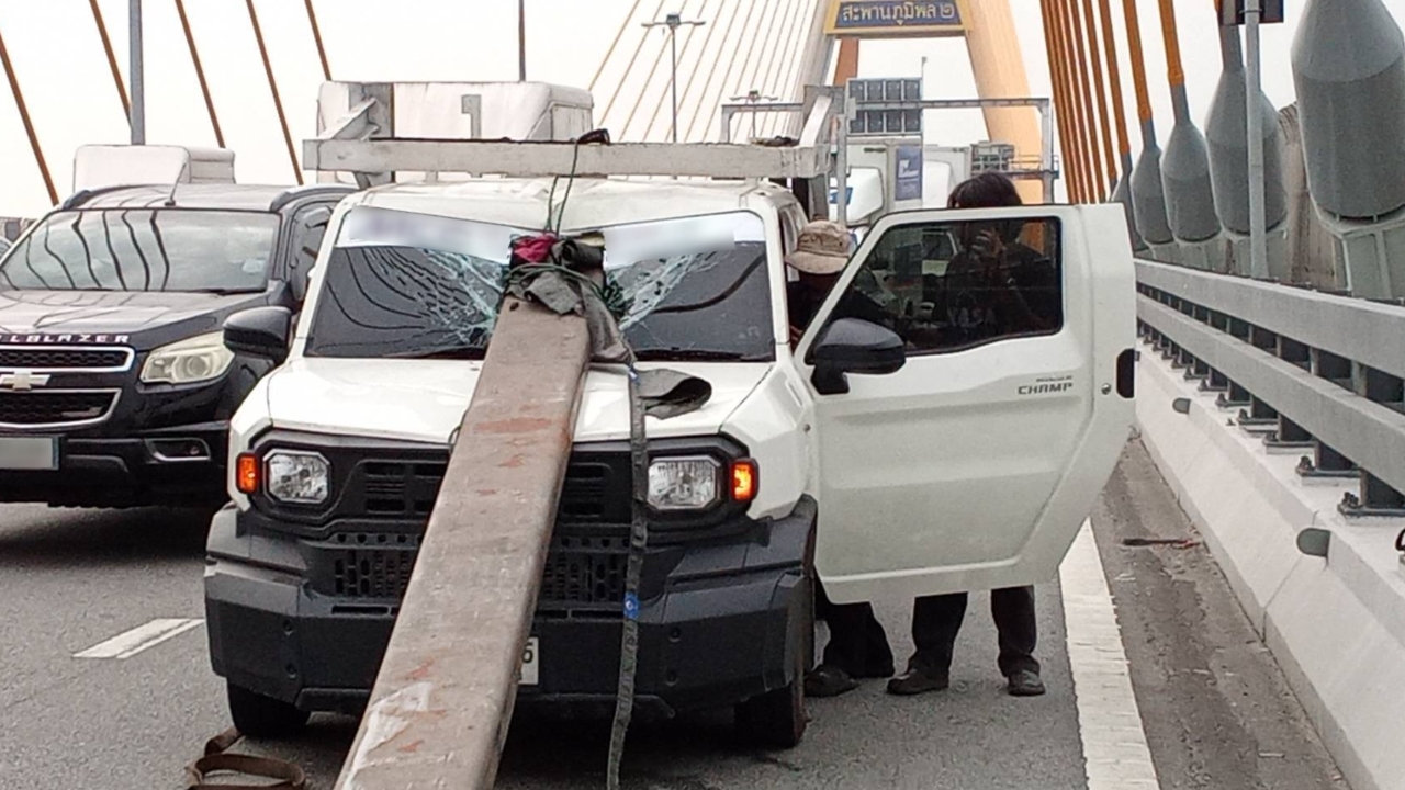 หวาดเสียว รถบรรทุกเบรกกะทันหัน เหล็กเกือบตันพุ่งสไลด์เสียบทะลุกระจกหน้า