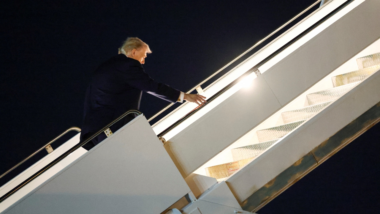 "แอร์ฟอร์ซวัน" ขัดข้อง "ทรัมป์" ต้องบินกลับ ก่อนเปลี่ยนเครื่องมุ่งหน้าประชุมดาวอส