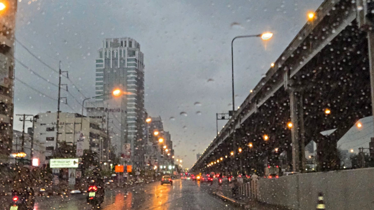 กทม. เช้านี้ฝนตกบางแห่ง - อีสาน ประเดิมลมหนาวระลอกใหม่ เย็นลง 1-2 องศาฯ