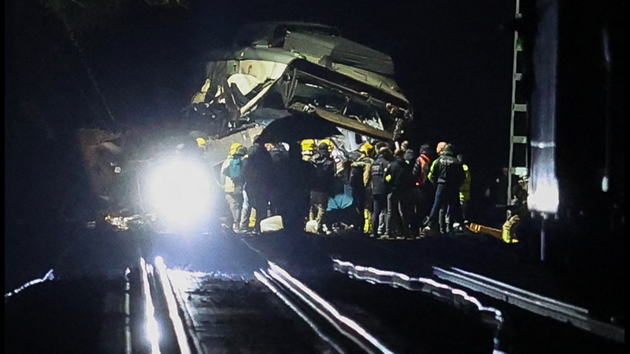 สเปนผวา รถไฟตกรางอีก ใกล้เมืองบาร์เซโลนา คนขับเสียชีวิต ผู้โดยสารเจ็บอย่างน้อย 37 ราย