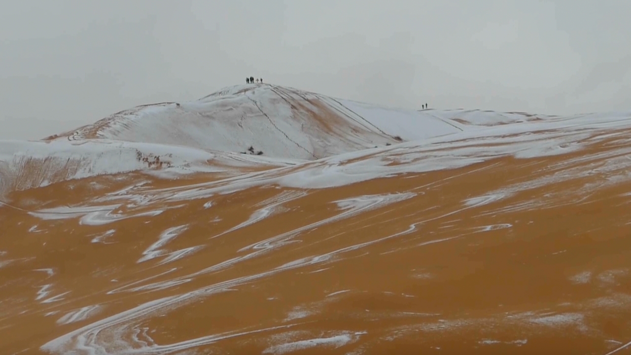 ปรากฏการณ์หายาก หิมะตกคลุมทะเลทรายซาฮารา ทางตอนเหนือของแอลจีเรีย 