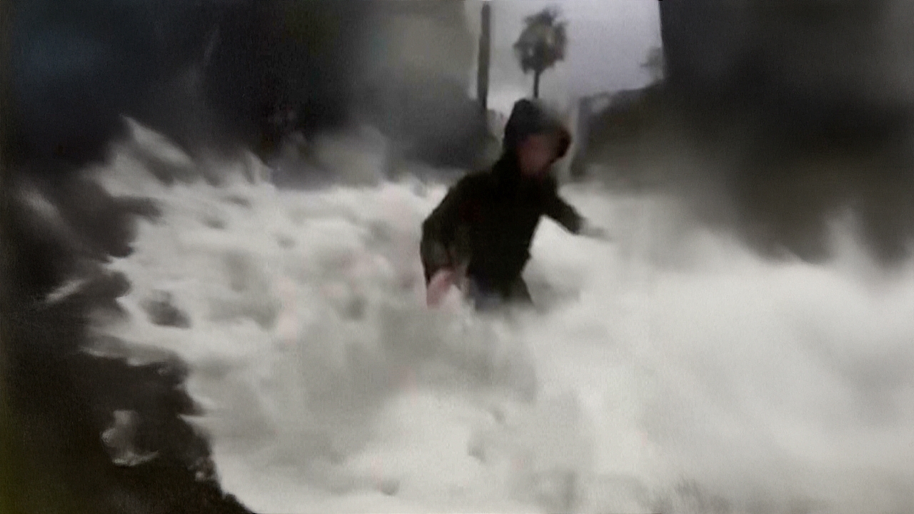 นายกเทศมนตรีอิตาลีถูกคลื่นยักษ์ซัดขณะไลฟ์สด ตรวจสถานการณ์พายุถล่มภาคใต้ อพยพ-กู้ภัยวุ่นหลายพื้นที่