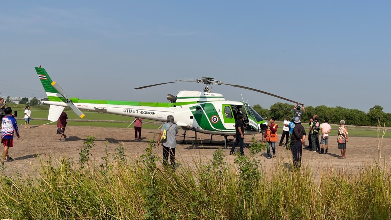 ชาวบ้านแตกตื่น เฮลิคอปเตอร์ลงจอดฉุกเฉิน กลางทุ่งท้ายหมู่บ้านที่อยุธยา