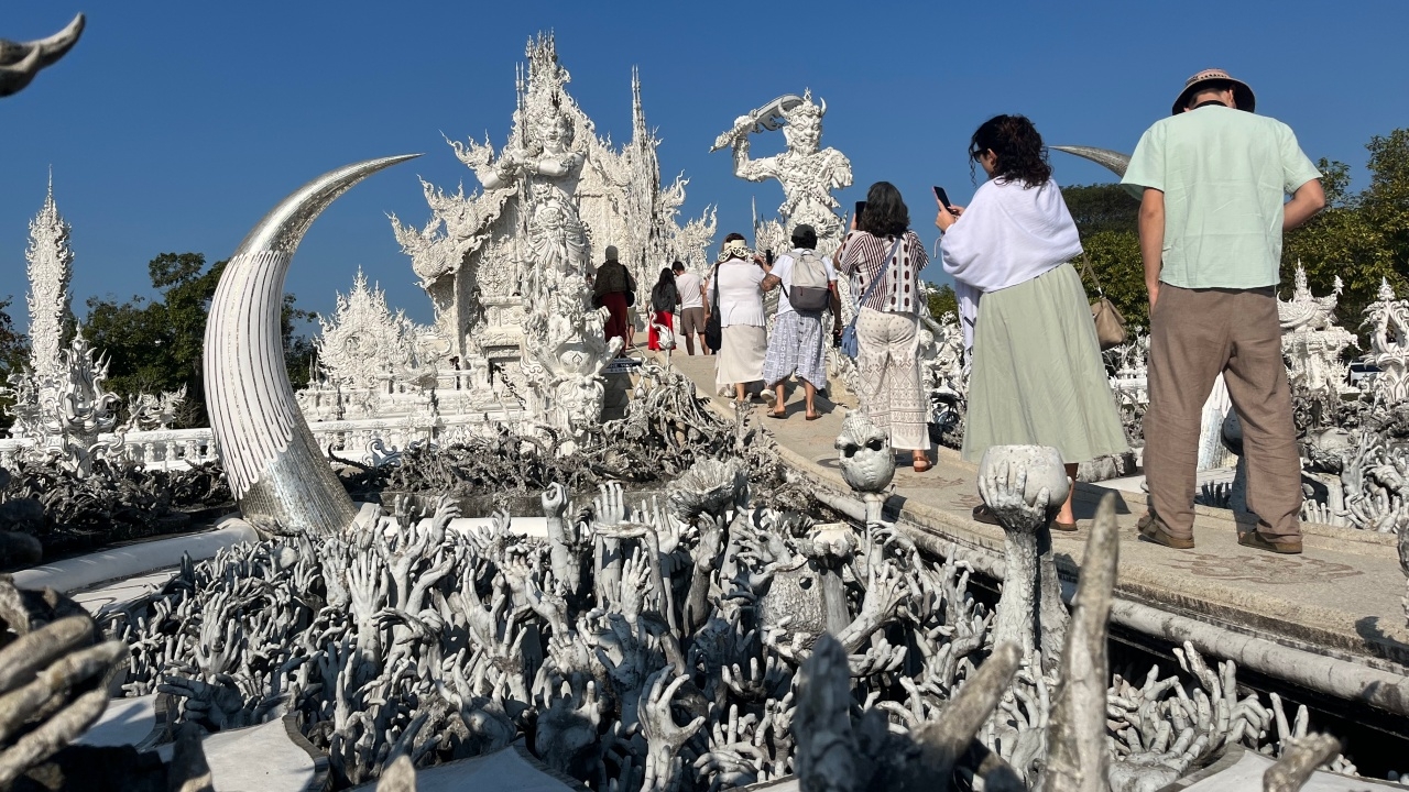 นักท่องเที่ยวไต้หวันปะทะคนไทยกลางวัด ปมจุดห้ามหยุดถ่ายภาพ ก่อนจบสวยที่โรงพัก