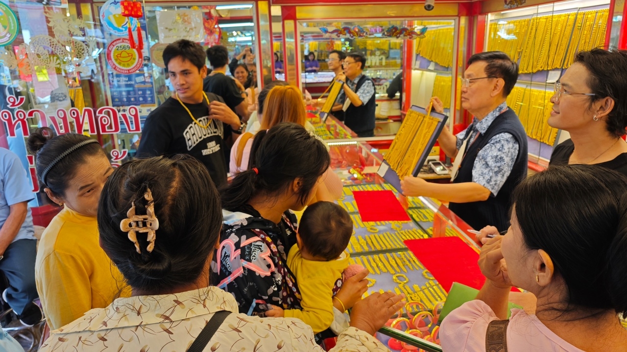 ร้านทองเชียงใหม่คึกคัก คนแห่ถอนเงินซื้อ "ทองคำแท่ง" เชื่อมีโอกาสแตะ 8 หมื่นบาท