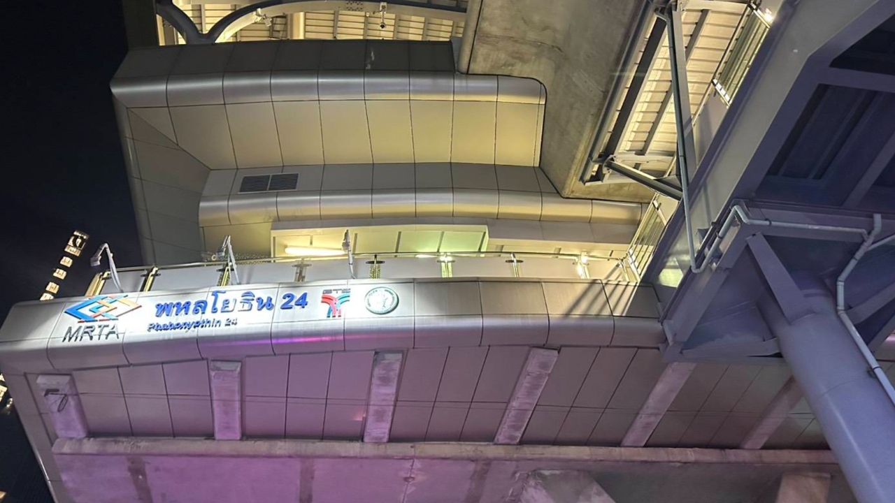 วัยรุ่นชายพลัดตกสถานี BTS พหลโยธิน 24 ร่างกระแทกพื้นดับ ไม่พบเอกสารติดตัว
