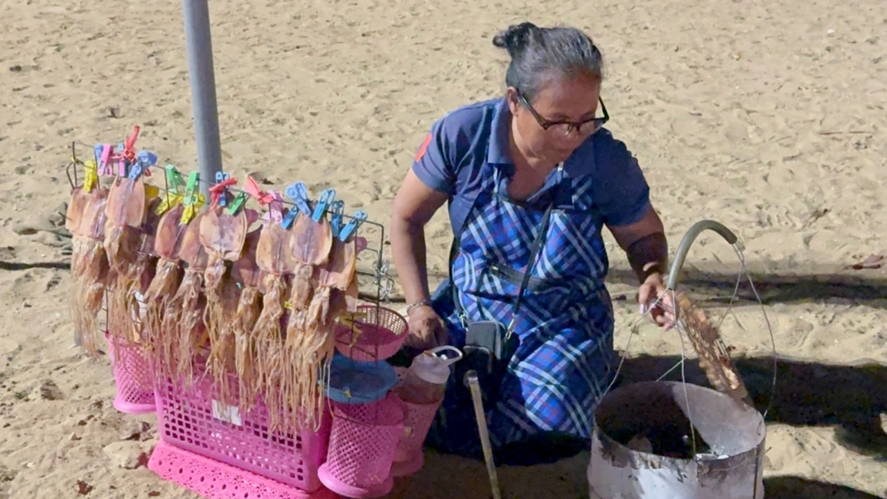 แม่ค้าปลาหมึก เจอลูกค้าหัวร้อน ขอดูสลิปไม่ให้ ถูกตบ-กระโดดถีบ 