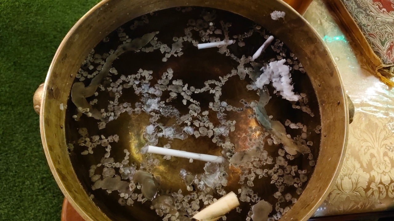 คอหวยแห่ส่อง "เลขเด็ด" ขันน้ำมนต์งานห่มพระธาตุ ไปเสี่ยงโชคงวดนี้ 1/2/69