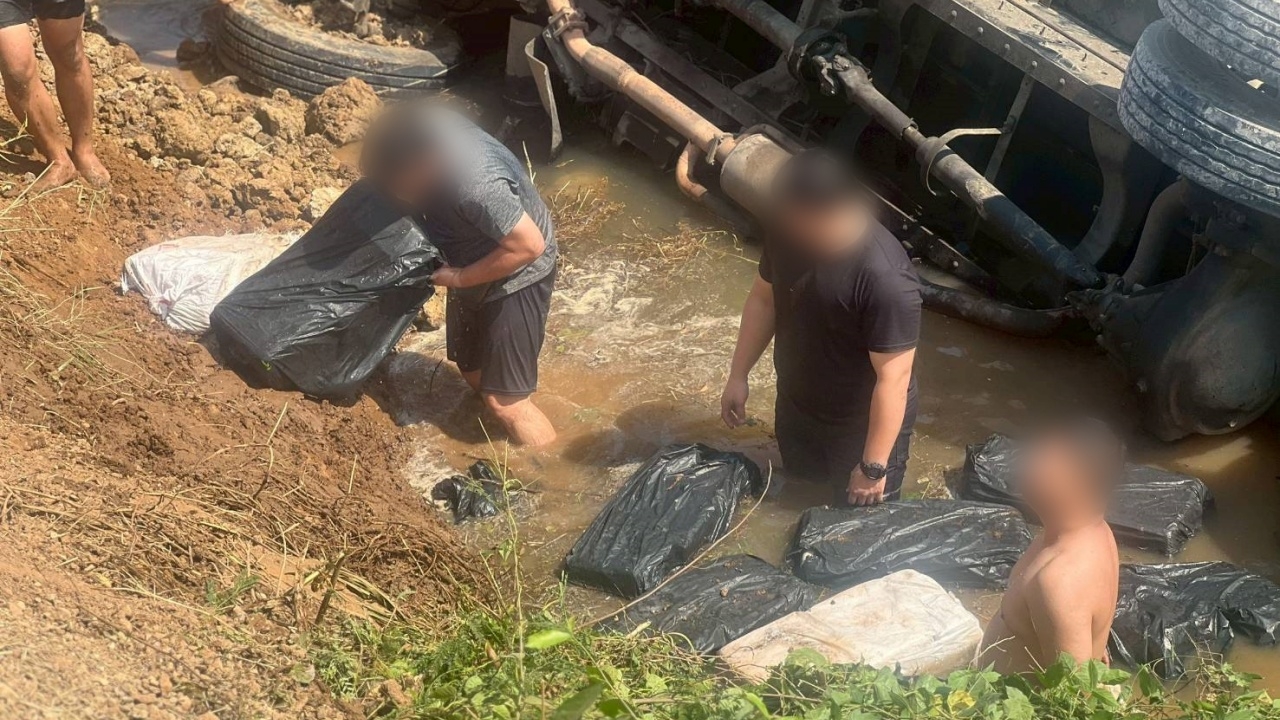 ตามรวบโชเฟอร์สิบล้อ ขับรถซุกยาบ้า 4.7 ล้านเม็ด หนีตำรวจ พลาดท่าตกคลองน้ำ