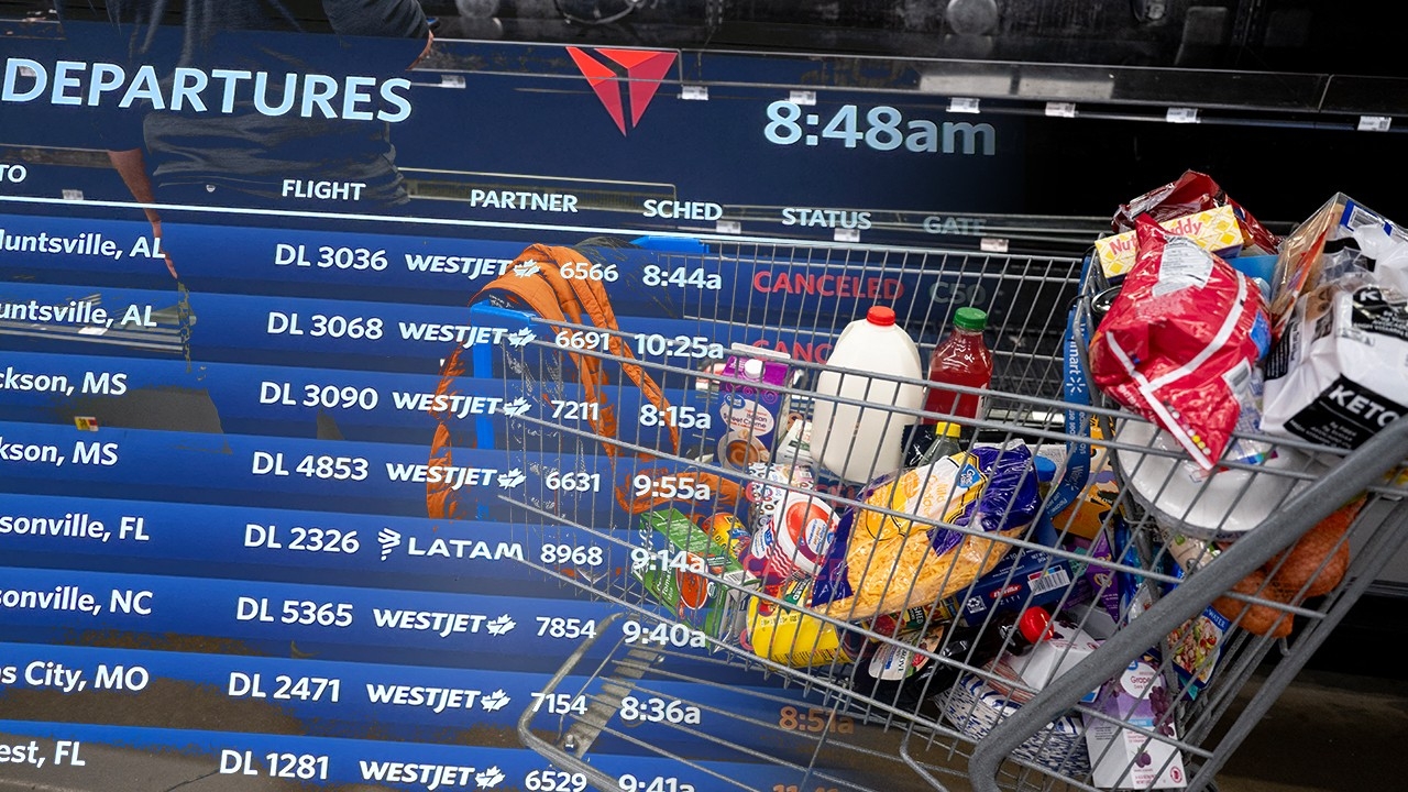 พายุหิมะถล่มสหรัฐฯ ปชช.แห่กักตุนอาหาร ซูเปอร์มาร์เก็ตชั้นวางเกลี้ยง ยกเลิกกว่า 4,200 เที่ยวบิน