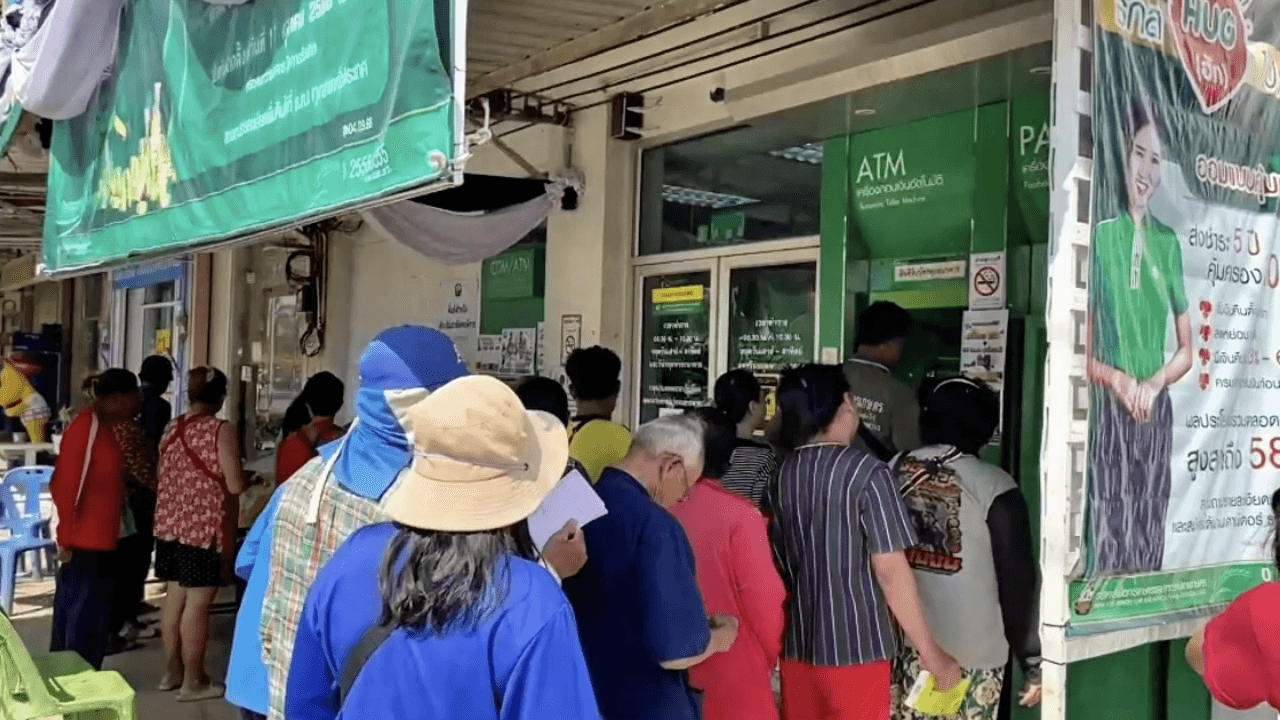 Bo Rai Residents Smile as Second Round of Migrant Relief Funds Begin Deposits, Flock to BAAC to Withdraw Money