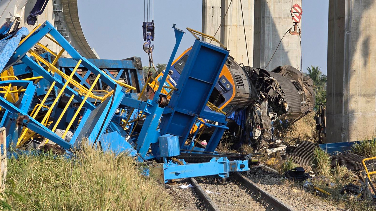 "คมนาคม" เปิดผลสอบ "เครนหล่นทับรถไฟ" เตรียมชงบอร์ด รฟท. ยกเลิกสัญญา ITD