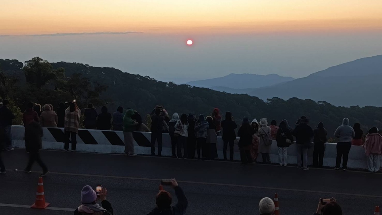 ถูกใจนักท่องเที่ยว เชียงใหม่หนาวไม่พัก เช้านี้ยอดดอยอินทนนท์ อุณหภูมิต่ำสุด 1 องศาฯ