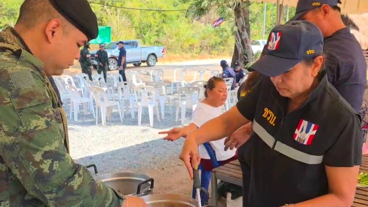 ชาวบ้านหนองหญ้าแก้ว รวมตัวส่งกำลังใจ-ทำอาหารเลี้ยง "ทหารชายแดน"