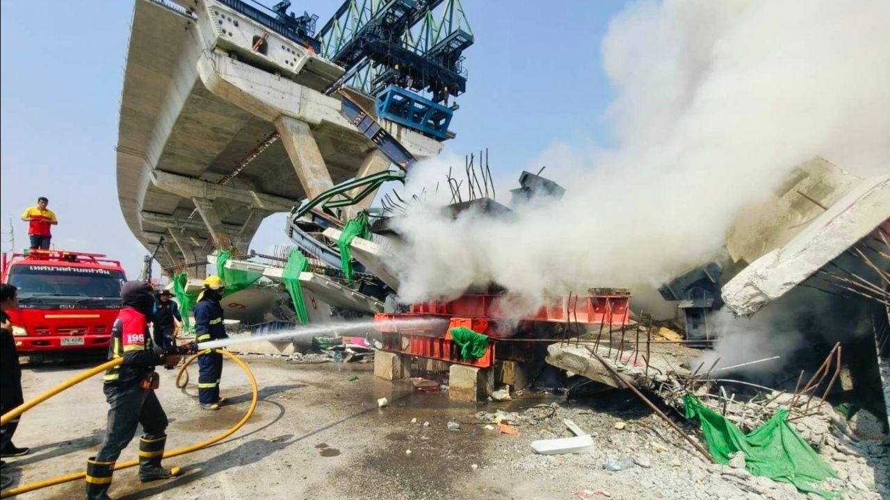 ระทึก! ไฟไหม้ซากเครนถล่ม ถ.พระราม 2 ยังไม่ทราบสาเหตุ