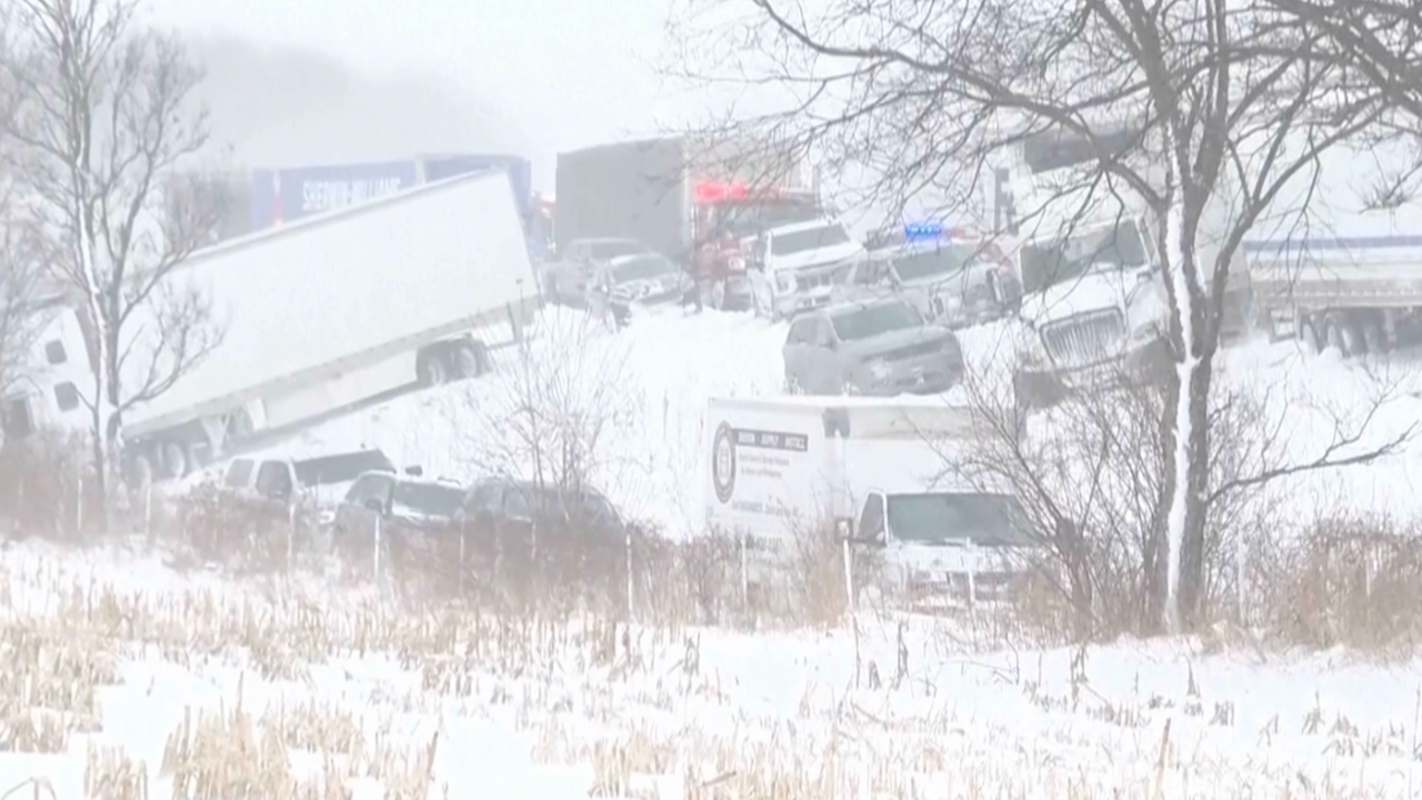 พายุหิมะถล่มสหรัฐฯ รถชนต่อเนื่องกว่า 100 คันในรัฐมิชิแกน เจ็บหลายราย