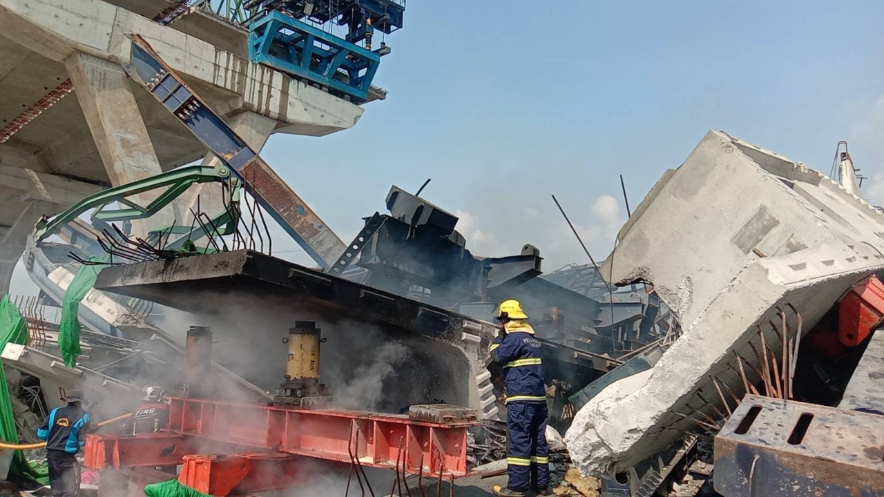 เปิดสาเหตุ ไฟไหม้ซากเครนพระราม 2 สะเก็ดไฟงานรื้อถอน ปลิวตกใส่รถใต้กองปูน