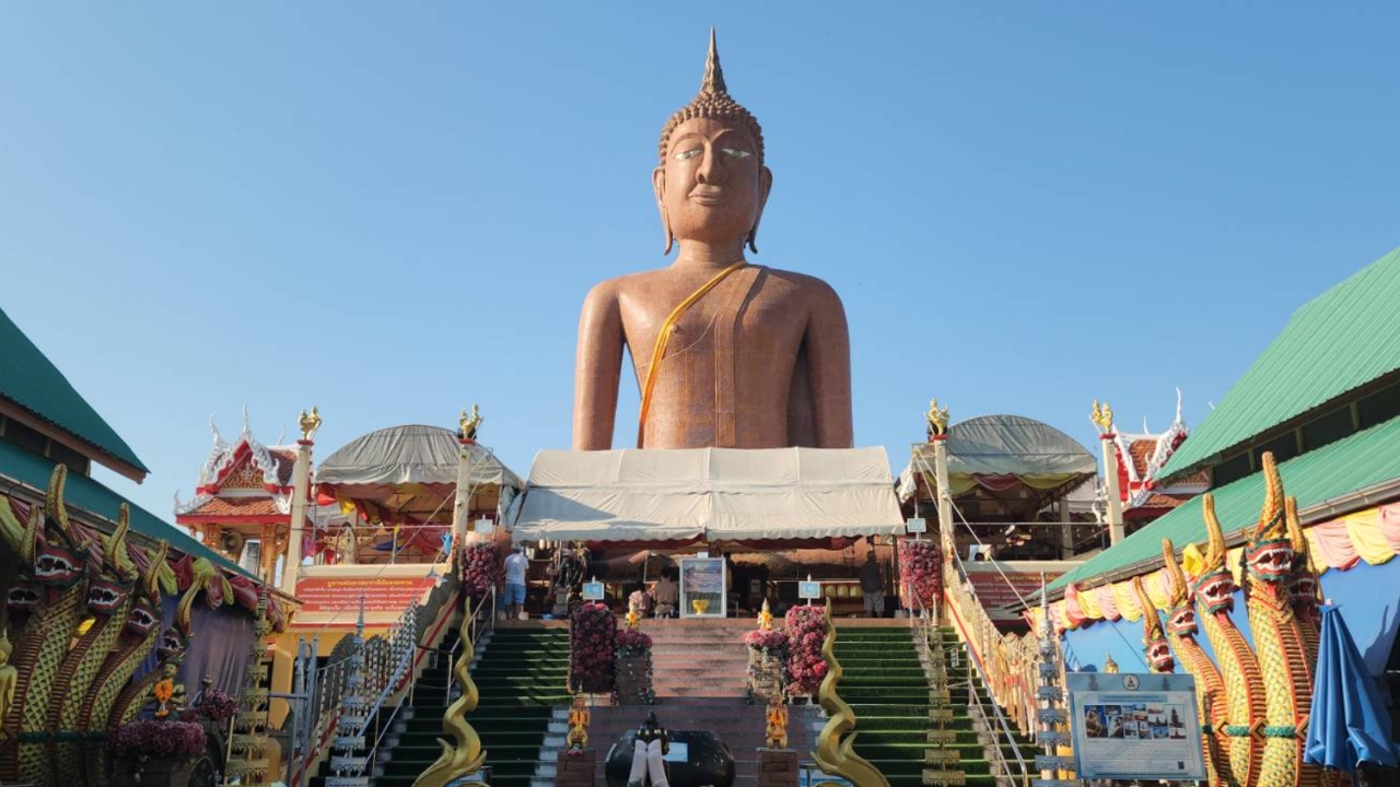 คอหวยส่อง “เลขเด็ด” หลวงพ่อสมหวัง หลังผู้ศรัทธามาแก้บน ลูกชายได้เลื่อนตำแหน่ง